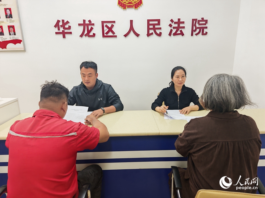 国庆假期，河南省濮阳市华龙区人民法院刑庭庭长向取保候审当事人送达法律文书。人民网记者 王佩摄