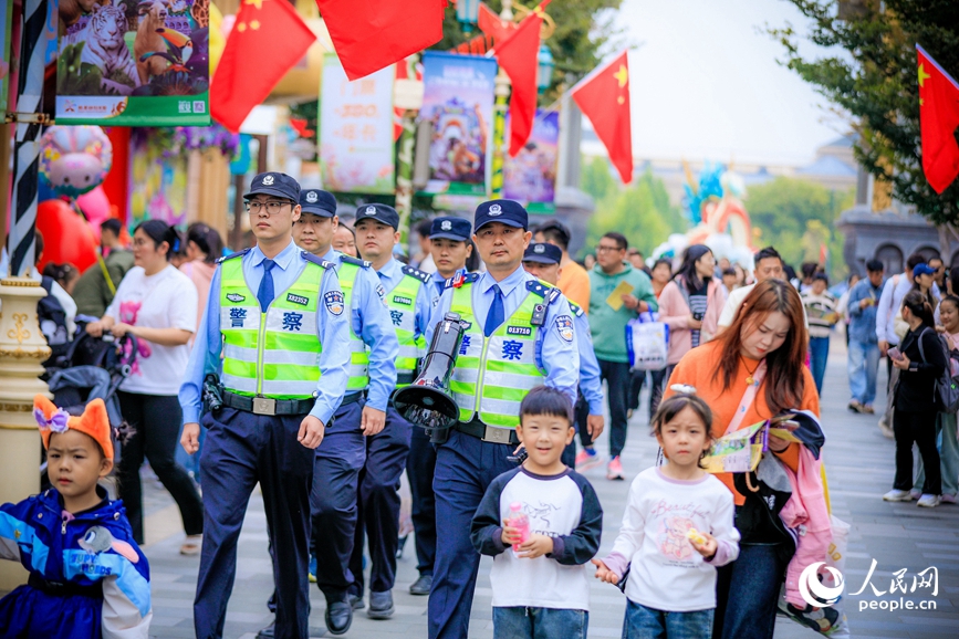 郑州街头，警察在巡逻。人民网记者 王佩摄 