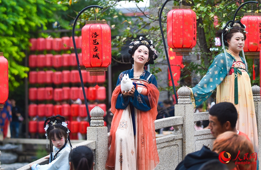 国庆中秋长假，游客在河南洛阳老城区历史文化街区洛邑古城休闲游玩。人民网记者 尚明桢摄 