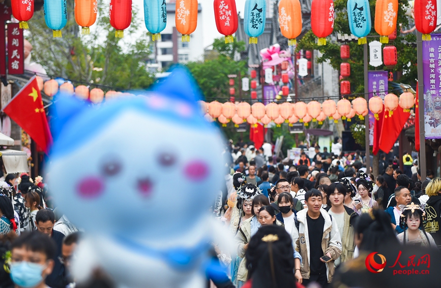 国庆中秋长假，游客在河南洛阳老城区历史文化街区洛邑古城休闲游玩。人民网记者 尚明桢摄 