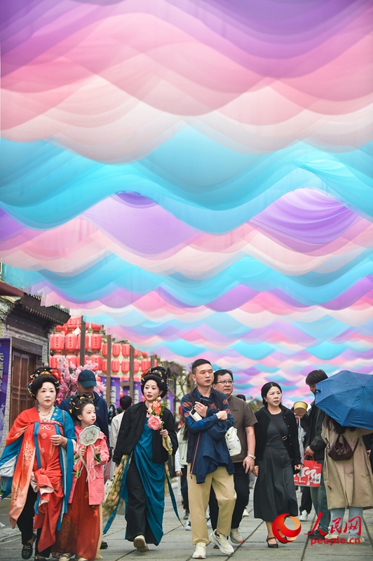 国庆中秋长假，游客在河南洛阳老城区历史文化街区洛邑古城休闲游玩。人民网记者 尚明桢摄