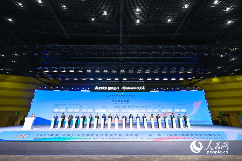 重大项目签约现场。人民网记者 杨晓娜摄