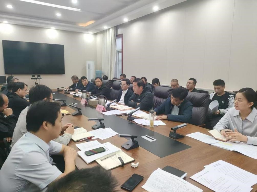 沁阳市铁路专班召开征拆工作协调推进会。中铁二十三局供图