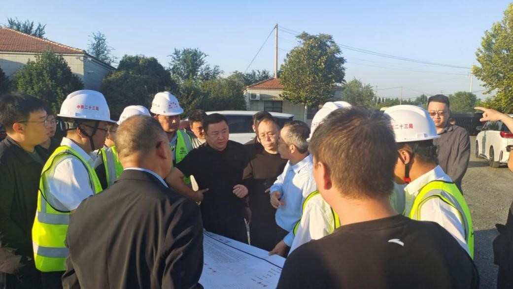 沁阳市政府领导现场督导梁场用地征迁工作。中铁二十三局供图