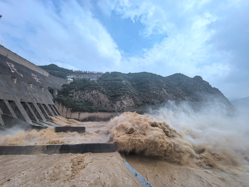 黄河三门峡水利枢纽泄洪现场。人民网记者 时岩摄
