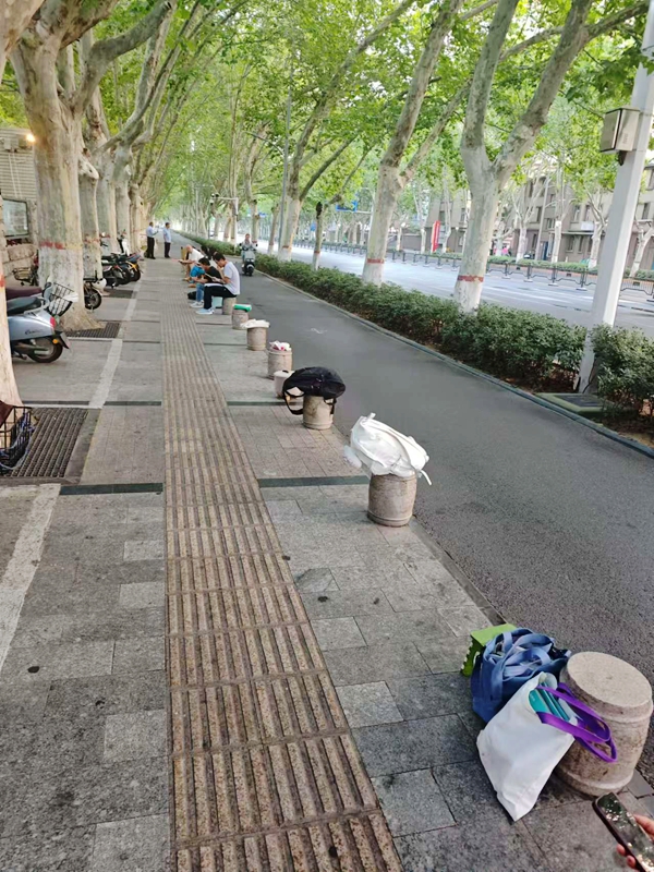 留言群众反映，图书馆门口用物品占位现象严重。留言群众供图