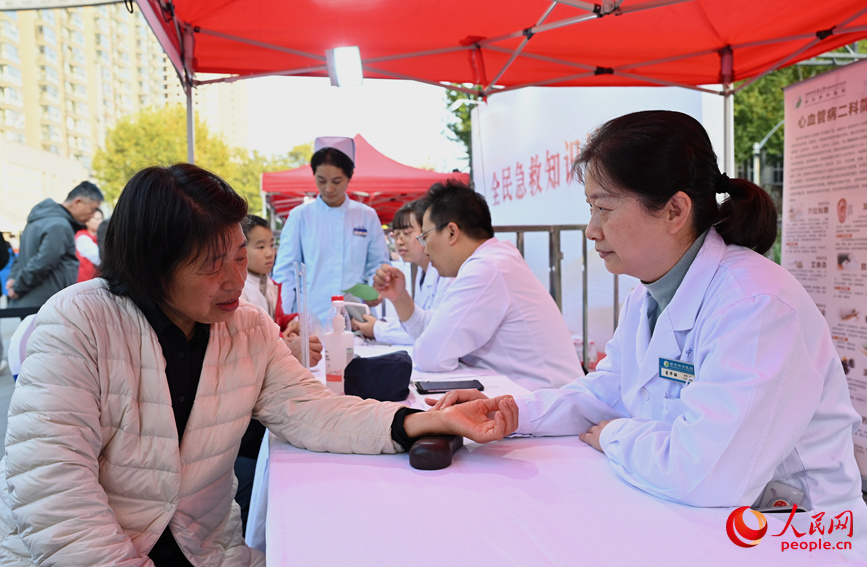 中医问诊。人民网记者 王玉兴摄