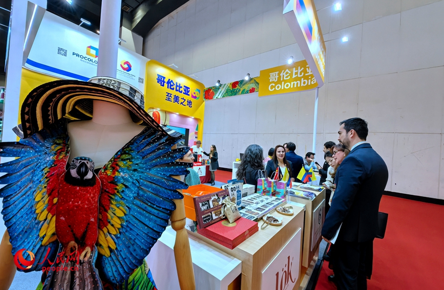 第十八届中国—拉美企业家高峰会展示区，双方代表驻足洽谈。人民网记者 宋芳鑫摄 