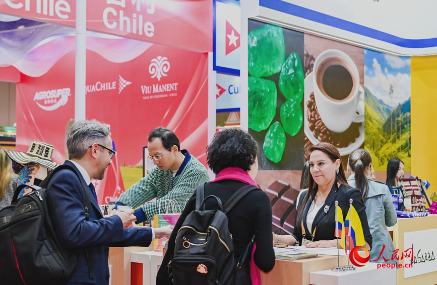 第十八届中国—拉美企业家高峰会展示区,双方代表驻足洽谈。人民网记者 宋芳鑫摄