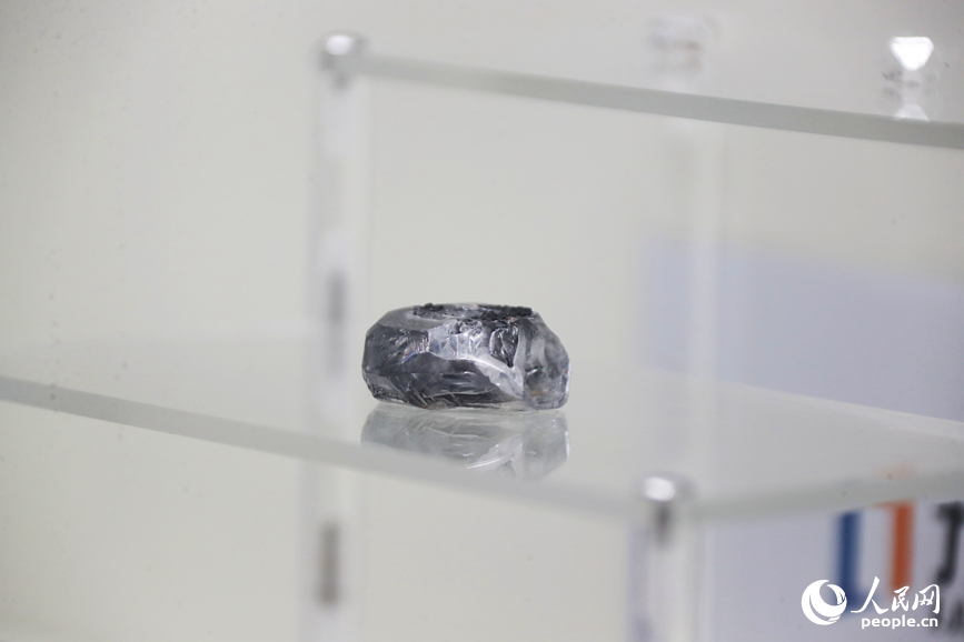 河南柘城县成功培育出156.47克拉的人工钻石。人民网记者 霍亚平摄
