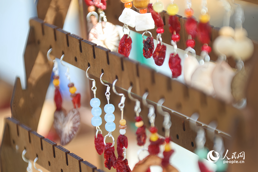 山茱萸装饰品。人民网记者 霍亚平摄