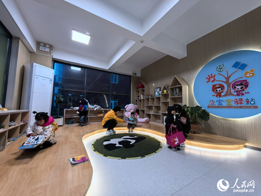 孩子们在宝宝驿站里读绘本。人民网记者 王佩摄