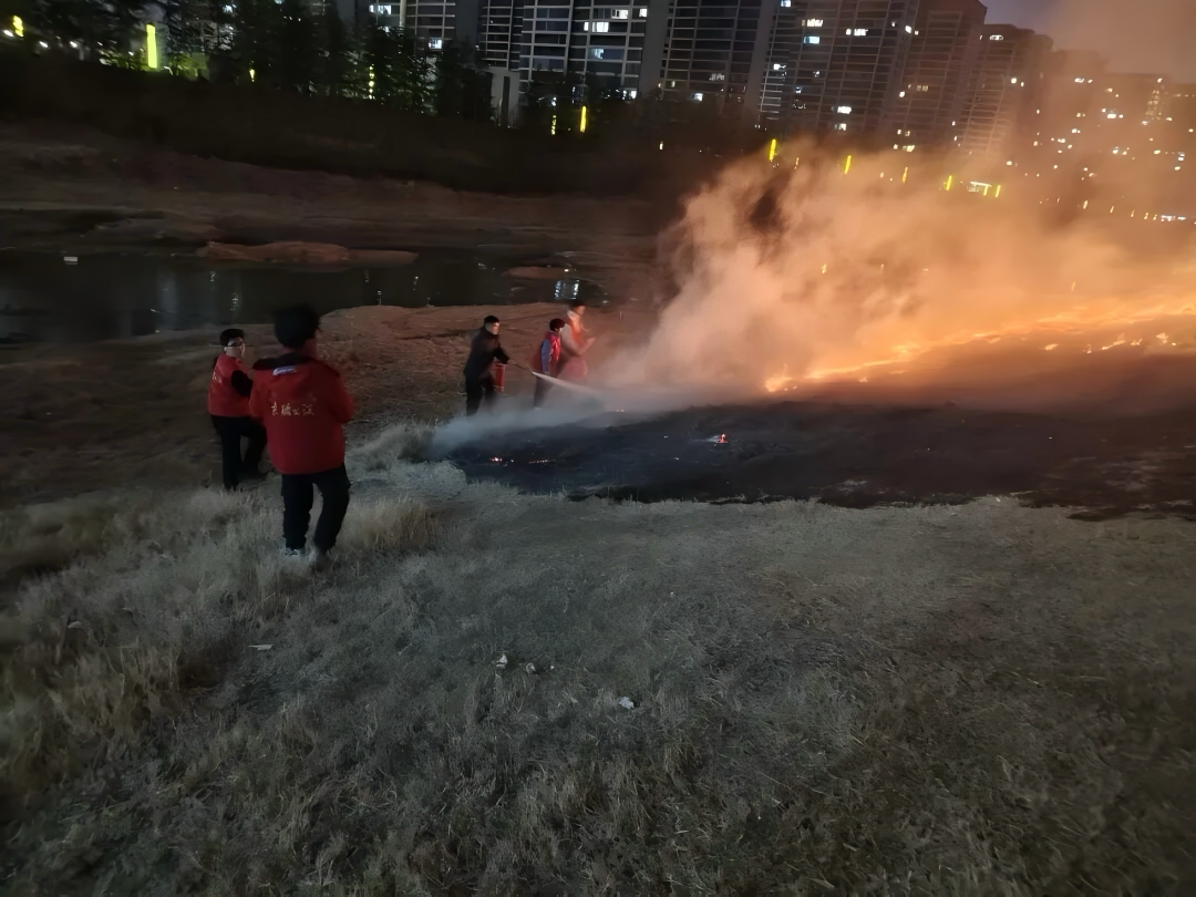 大学生志愿者在救火。资料图