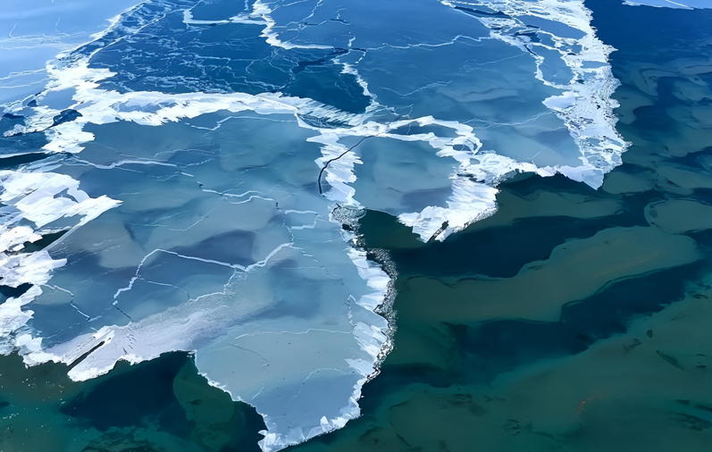 航拍冬日青海湖冰凌荡漾