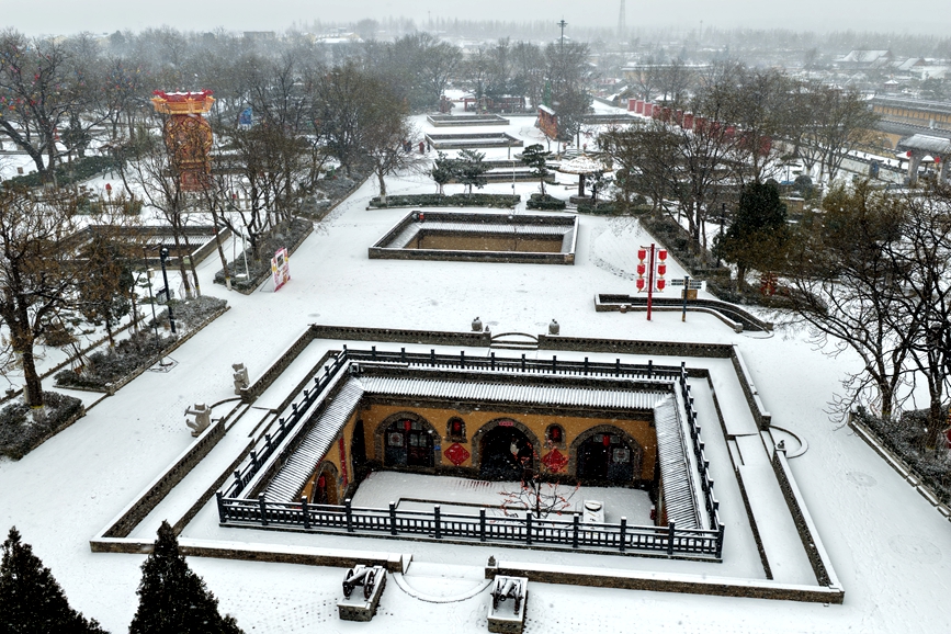 大雪覆盖陕州地坑院。何东阁摄