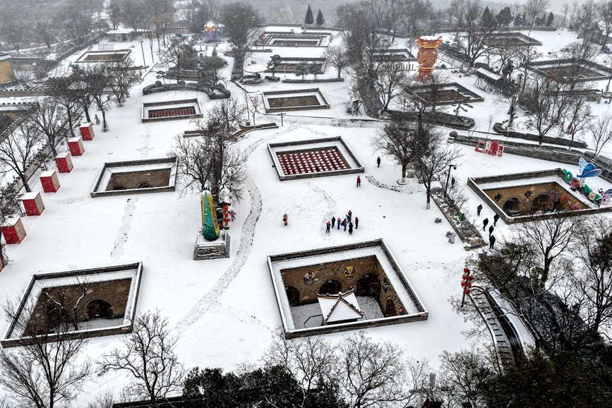 大雪笼罩陕州地坑院。何东阁摄