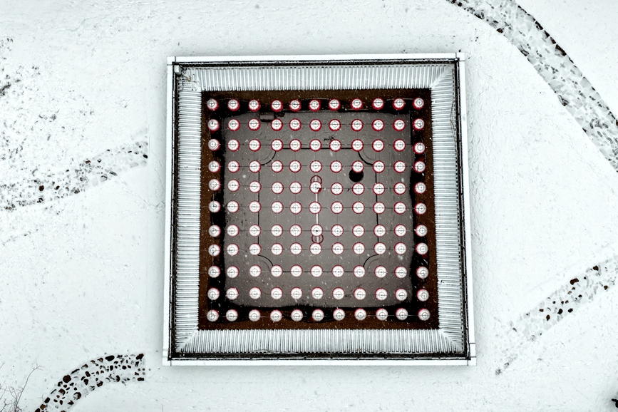 地坑院中的雪景。何东阁摄