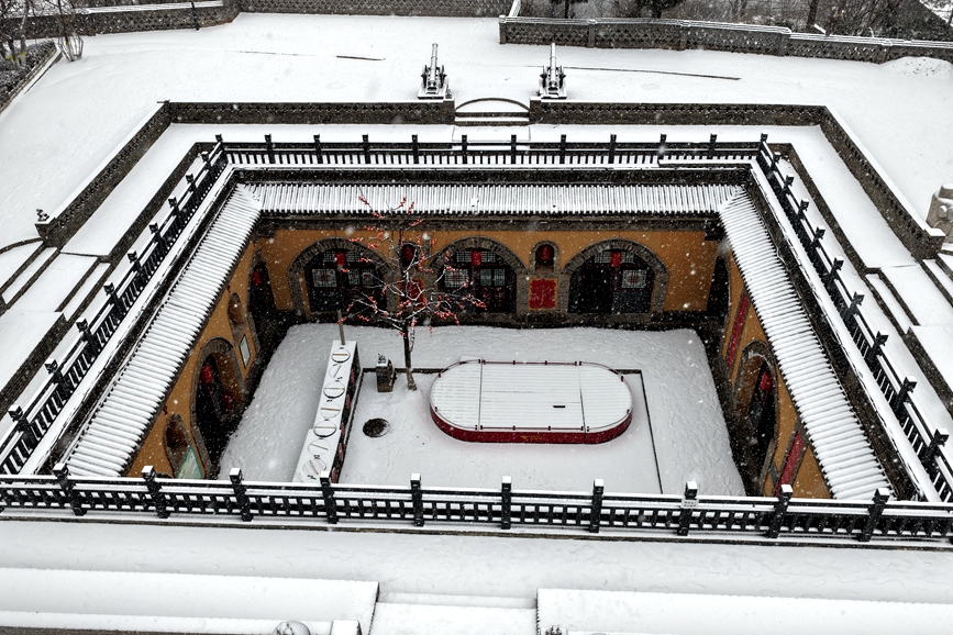 漫天飞雪映照地坑院。何东阁摄