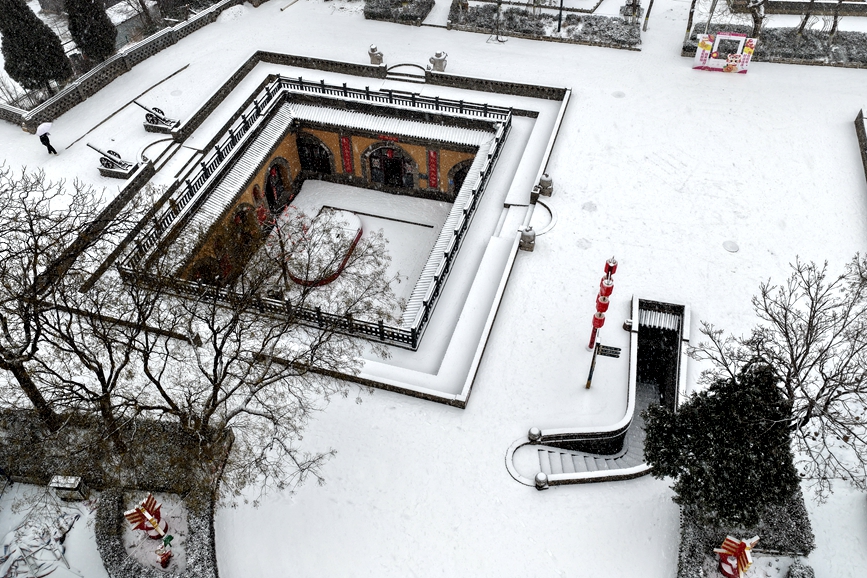 瑞雪降落陕州地坑院。 何东阁摄