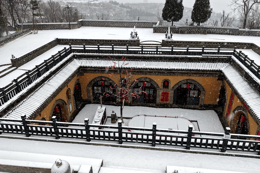 雪中地坑院宁静素雅。何东阁摄