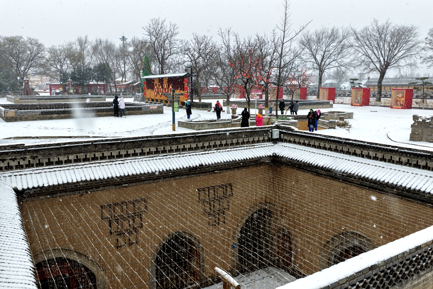 雪中地坑院小景。  何东阁摄