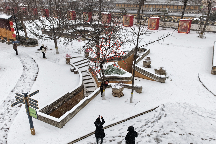 游客在雪中地坑院拍摄美景。何东阁摄