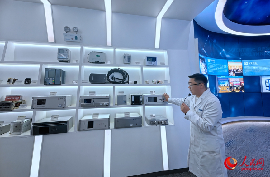 企业工作人员介绍发展情况。人民网记者宋芳鑫摄