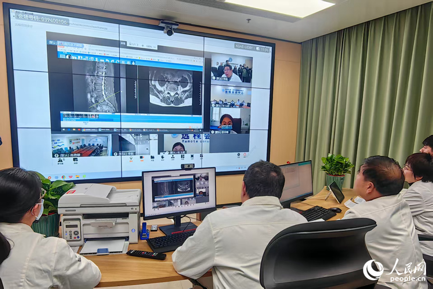 周口市中心医院借助互联网医院为基层医院进行诊疗指导。人民网 程明辉摄