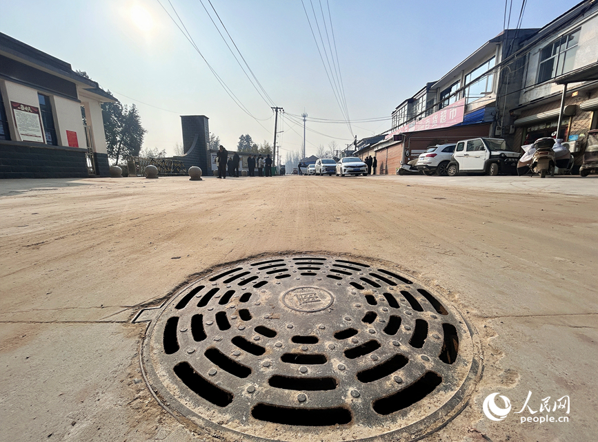 新修的排水设施。人民网记者 霍亚平摄