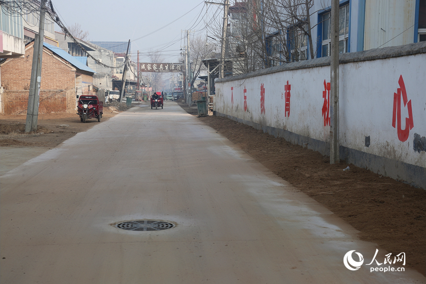 新修的水泥路。人民网记者 霍亚平摄