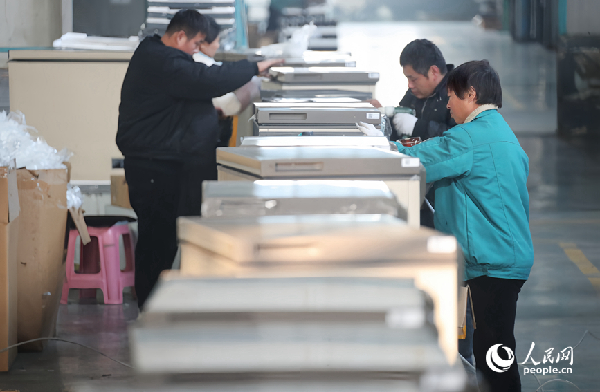 生产车间内，工人在忙着生产。人民网记者 霍亚平摄