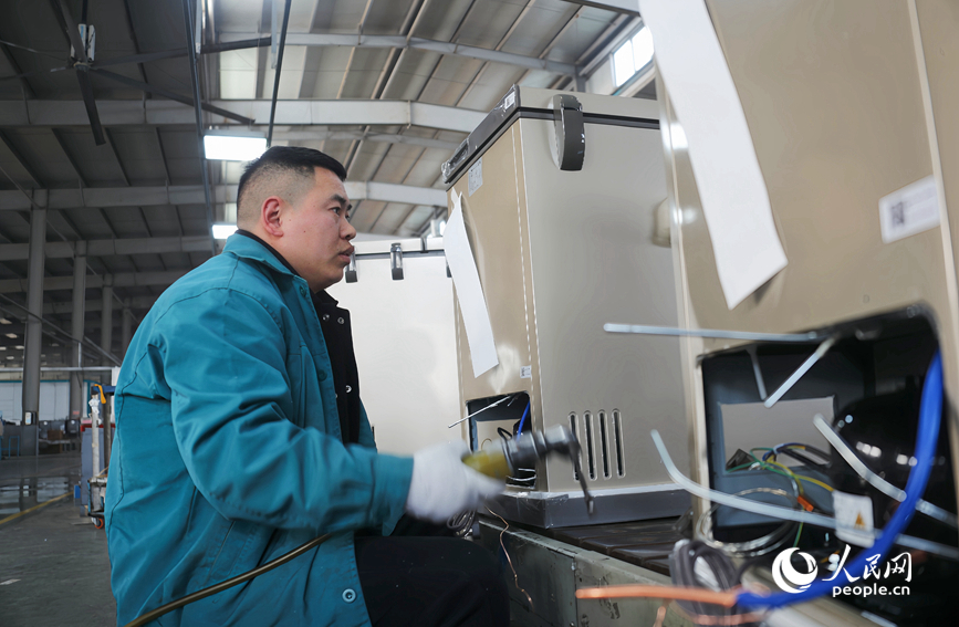 生产车间内，工人在忙着生产。人民网记者 霍亚平摄