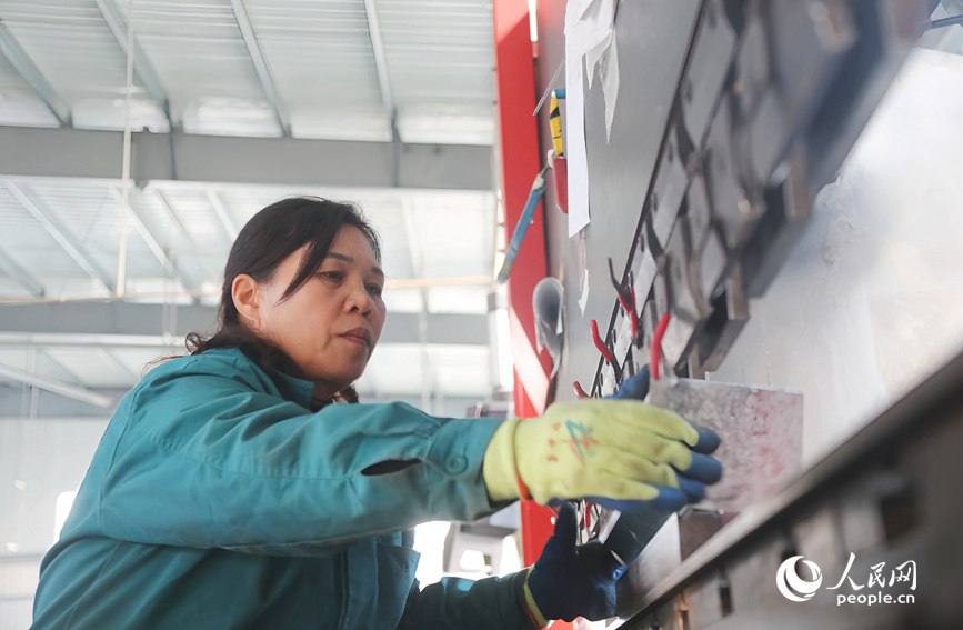 生产车间内，工人在忙着生产。人民网记者 霍亚平摄