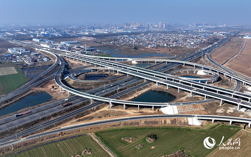 许昌市绕城高速陆营枢纽互通。人民网记者 王玉兴摄