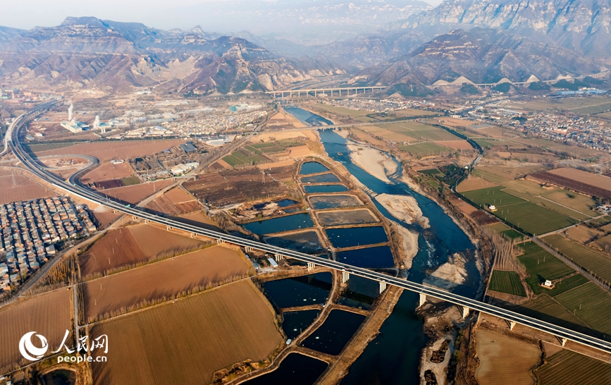 沿太行山高速西延济源段。人民网记者 王玉兴摄
