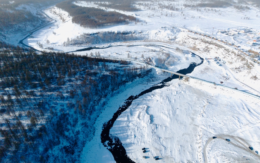 不冻的河流：阿尔山冬日秘境中的生态画卷