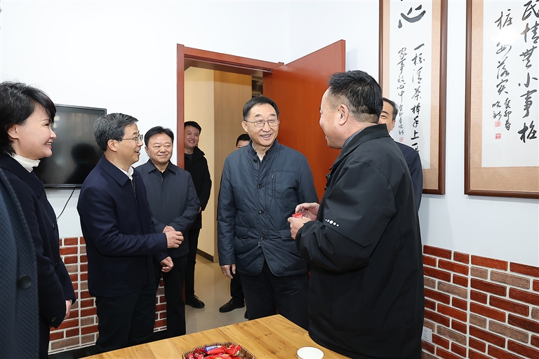 十二月三十日，省委书记刘宁到濮阳市华龙区任丘路街道登月社区，调研基层治理工作。 本报记者 董亮 摄