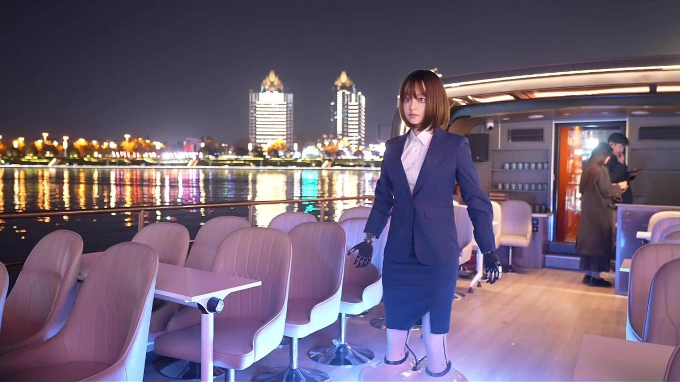 轮式人形机器人“睿娜”身着工装登上如意龙湖·船说郑州城市水上夜游的游船。河南新发展文旅集团有限公司供图