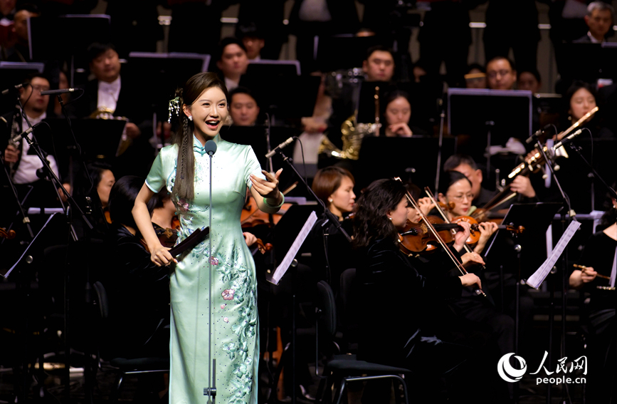 芦瑶演唱河南坠子《行走河南有看头》。人民网 记者肖懿木摄