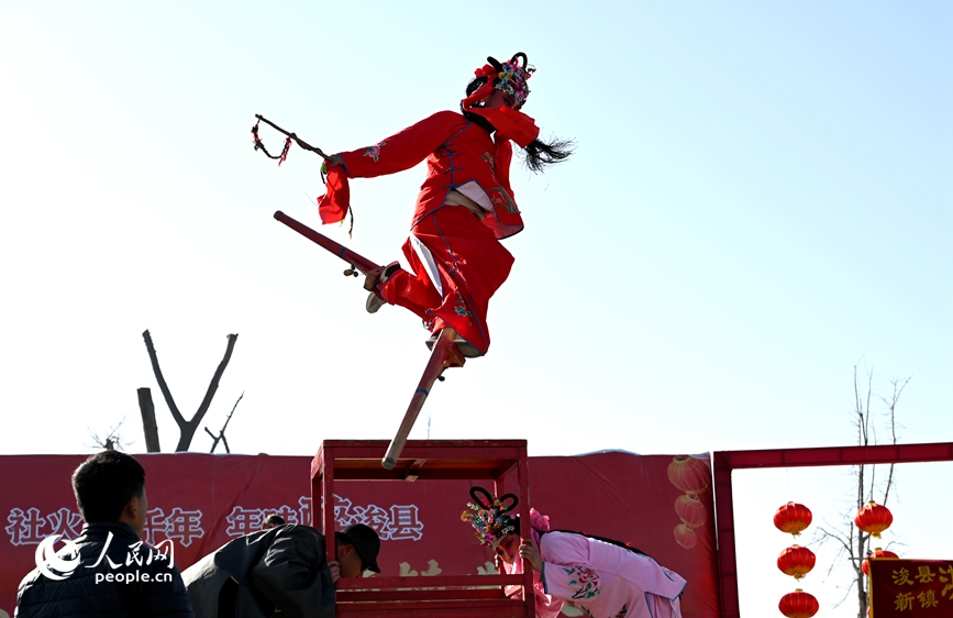 高跷表演。人民网记者 王玉兴摄 