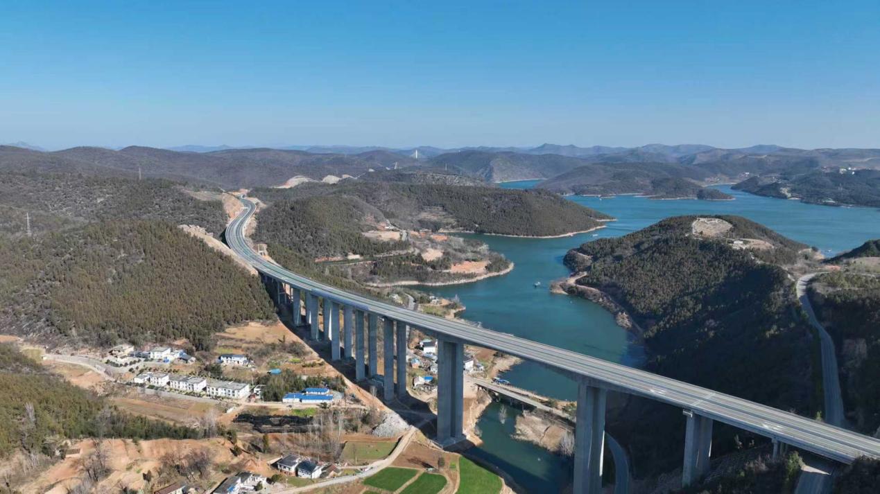 渑淅高速公路淅川至豫鄂省界段仓房镇境内一撇。郭云峰摄