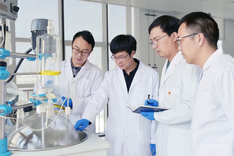 科研人员进行技术研讨。谢冰摄