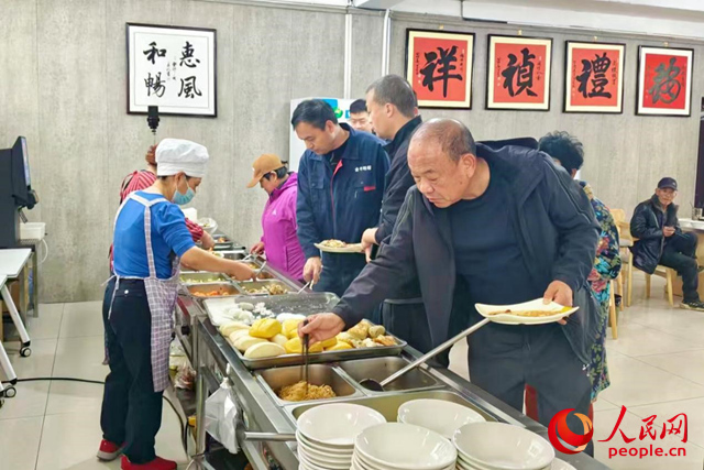 五福食堂内，居民有序打饭。人民网 程明辉摄