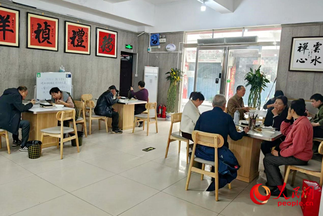 社区居民在五福食堂就餐。人民网 程明辉摄