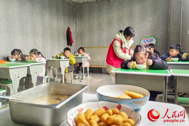 五福食堂为社区小学生专门准备了吃饭、学习场所。人民网 程明辉摄