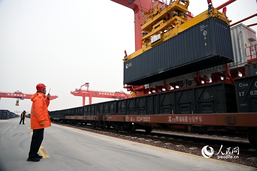 2月5日，在新郑市中欧班列集结中心东作业区，准备发往老挝的集装箱正在装车。人民网记者 辛静摄