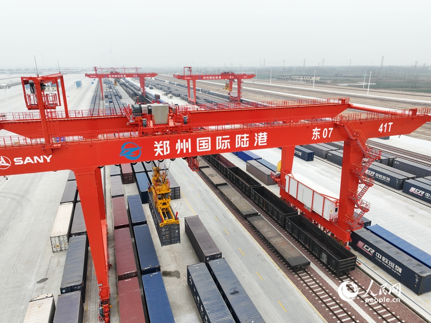 新郑车站通过优化装卸、编组、查验一体化作业流程，同步衔接陆港专用线实现公铁联运无缝衔接，大幅提升作业效率。人民网记者 辛静摄