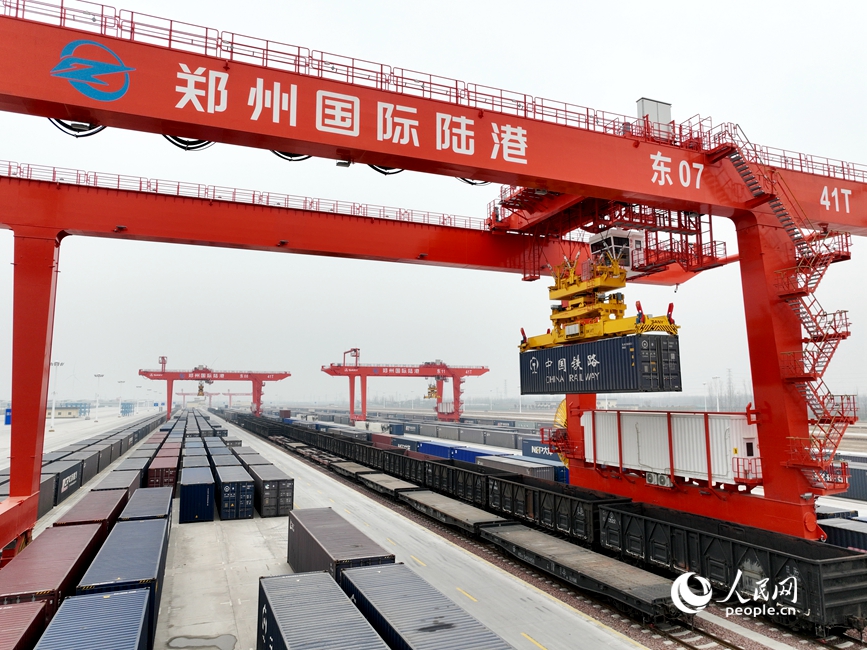2月5日，在新郑市中欧班列集结中心东作业区，准备发往老挝的集装箱正在装车。人民网记者 辛静摄