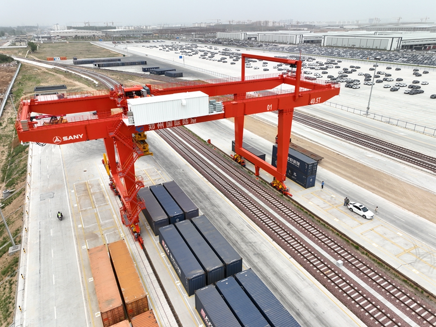 新郑车站中老班列的持续发力，是河南融入共建“一带一路”的生动实践，也是陆上丝绸之路建设的重要支撑。栗璋鹏摄