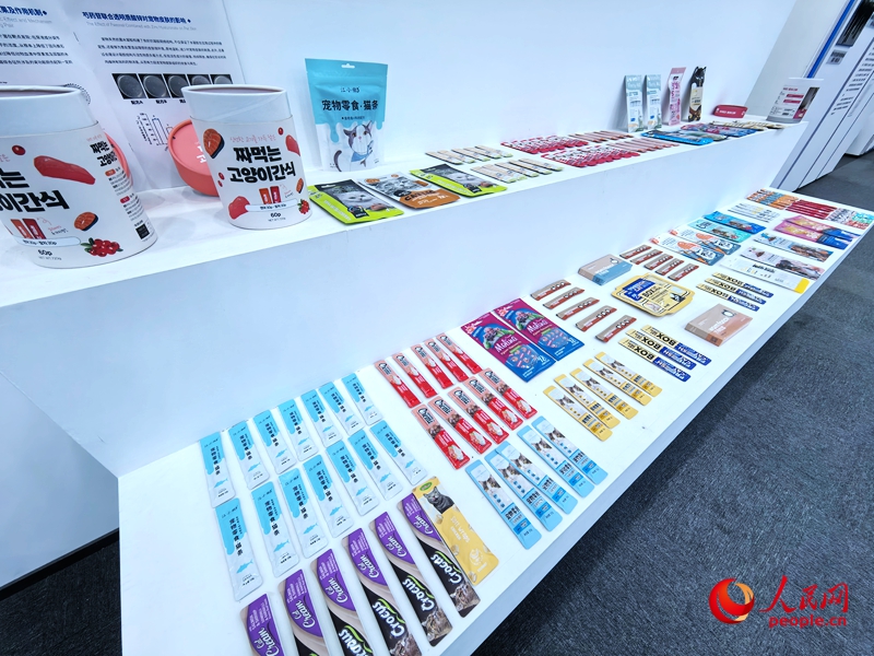 各式各样的宠物食品。人民网记者 王佩摄